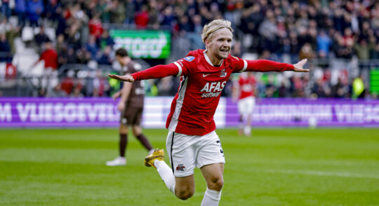 Jeugdig AZ stormt top drie in met aanvallende speelstijl
