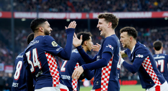 Round-up 10: Hattrick beslist kraker, klinkende zeges en knappe comebacks
