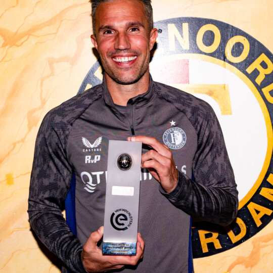 Van Persie named first-ever winner Rinus Michels Manager of the Month