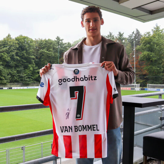 Maak kans op het gesigneerde shirt van Ruben van Bommel