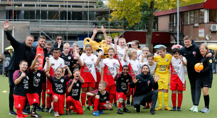 Academiespelers FC Utrecht brengen Utrechtse jeugd in beweging