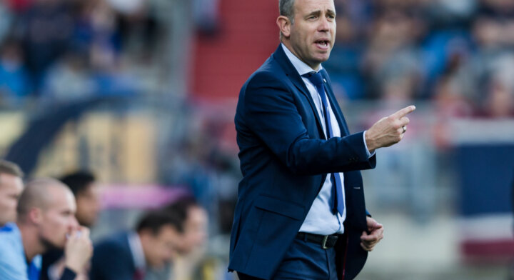 Hake quits as Twente boss