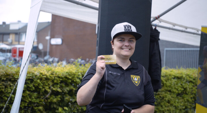 VVV-Venlo speler Linthorst verrast vrijwilliger met gedoneerde seizoenkaart