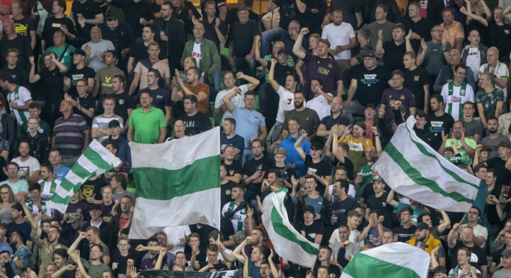 Voetbalstadions voor het eerst weer vol dit weekend. Aan fans de eer om het eerste fluitsignaal te geven.