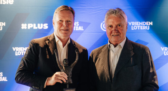 Ronald Koeman neemt Eredivisie Oeuvre Award in ontvangst: 'Een prachtige erkenning'