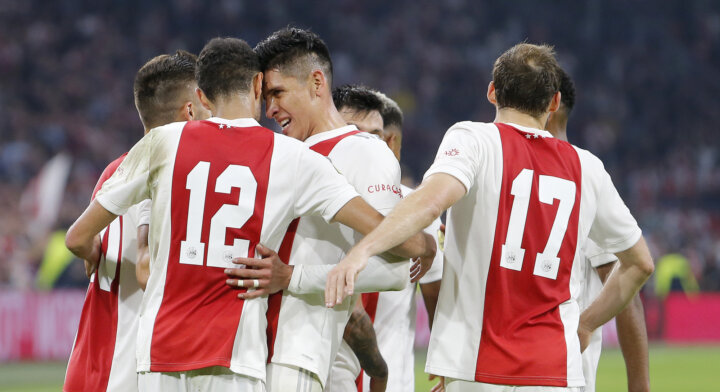 Ajax met Tadić én defensie hofleverancier in Elftal van de Maand