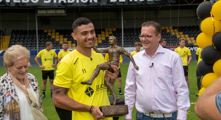 Giakoumakis receives first Willy van der Kuijlen Trophy